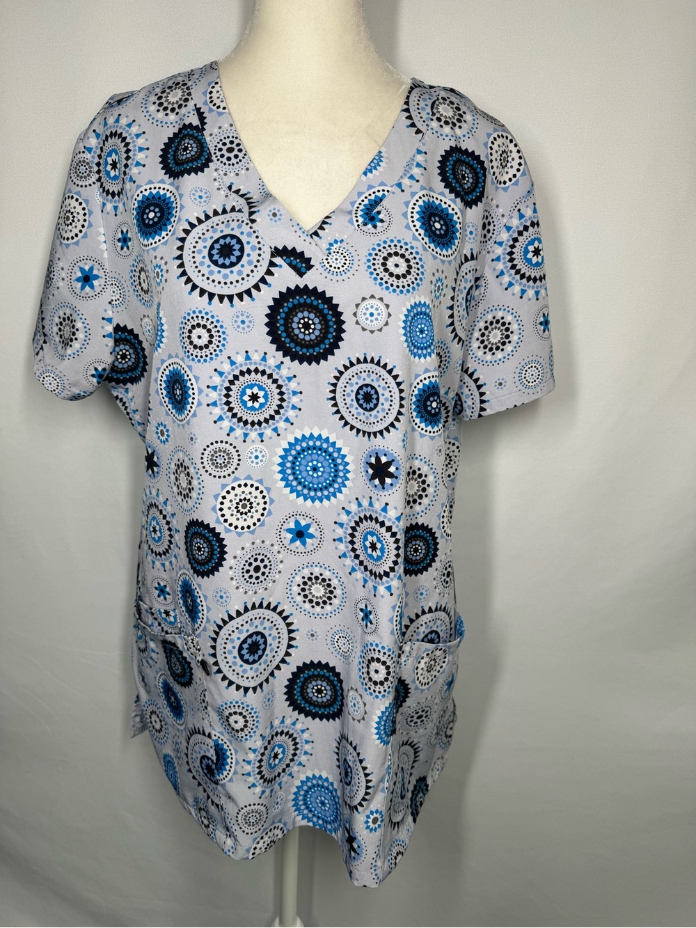 💜3/$15 Green Town Performance V-Neck Scrub Blue Mandala Geometric Print - L
